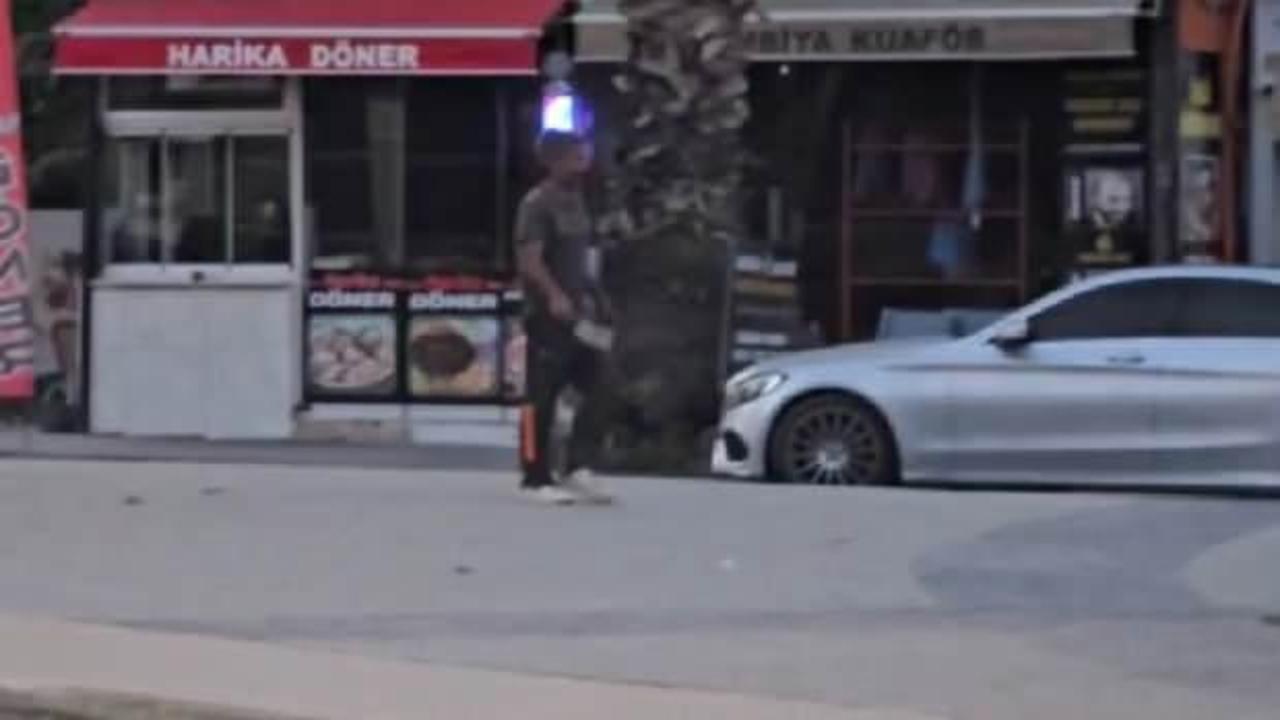 İstanbul'da satırlı maganda vatandaşlara saldırmaya &ccedil;alıştı