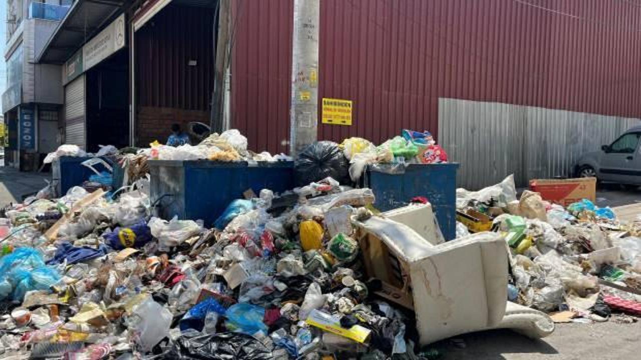 İzmir'de &ccedil;&ouml;p yığınları oluştu 