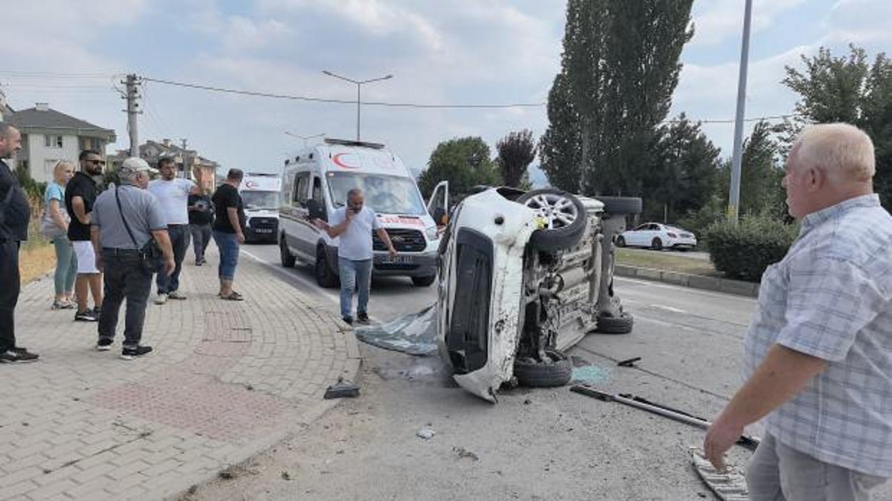 Refüje çarpıp takla attı! Yaralılar var