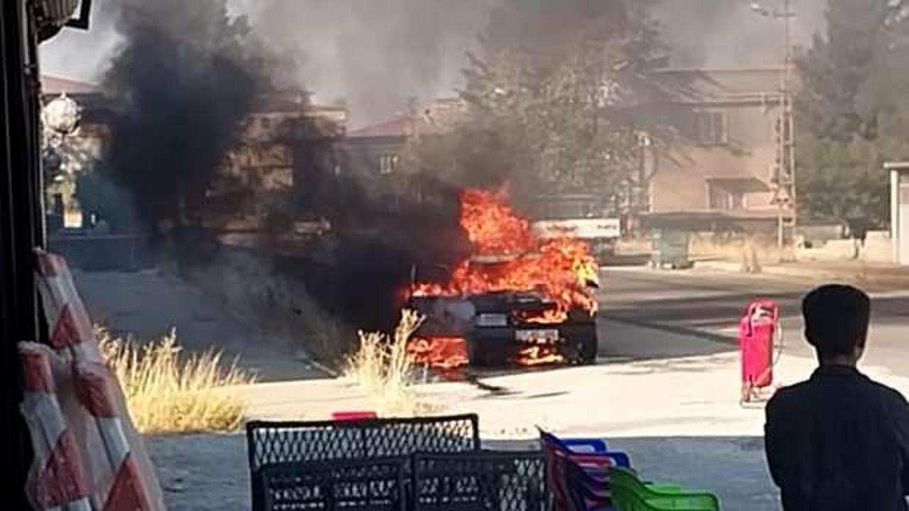 Seyir halindeyken alev alan otomobil yandı
