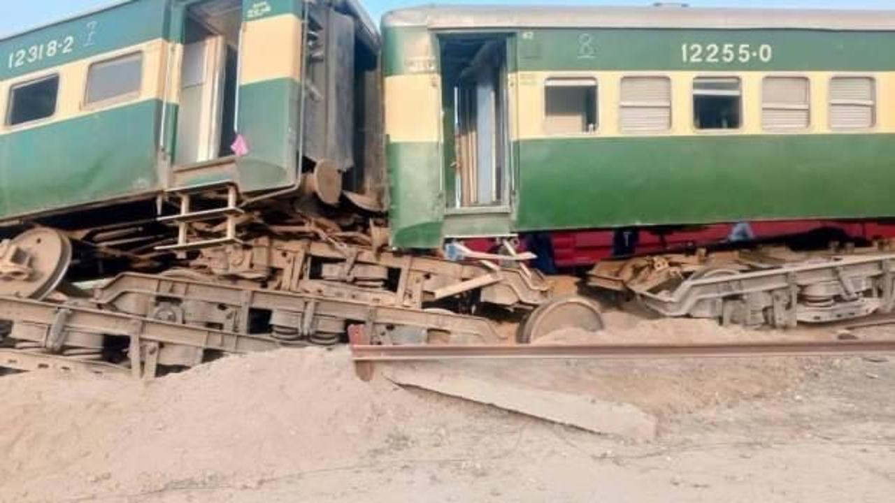 Son dakika... Pakistan'da tren raydan &ccedil;ıktı! &Ouml;l&uuml; ve yaralılar var! 