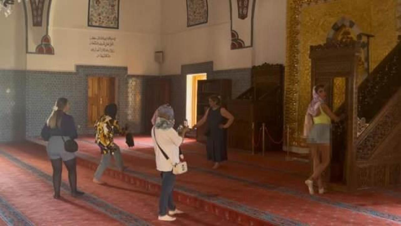 Tarihi camide tepki çeken görüntü! Minber önünde kısa şortlu poz