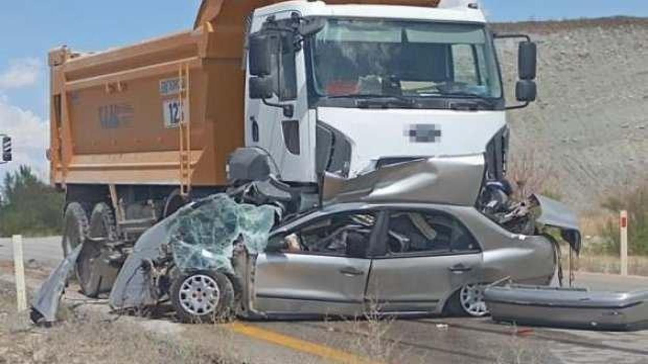 Ankara’da otomobil hafriyat kamyonuyla çarpıştı: 1 ölü