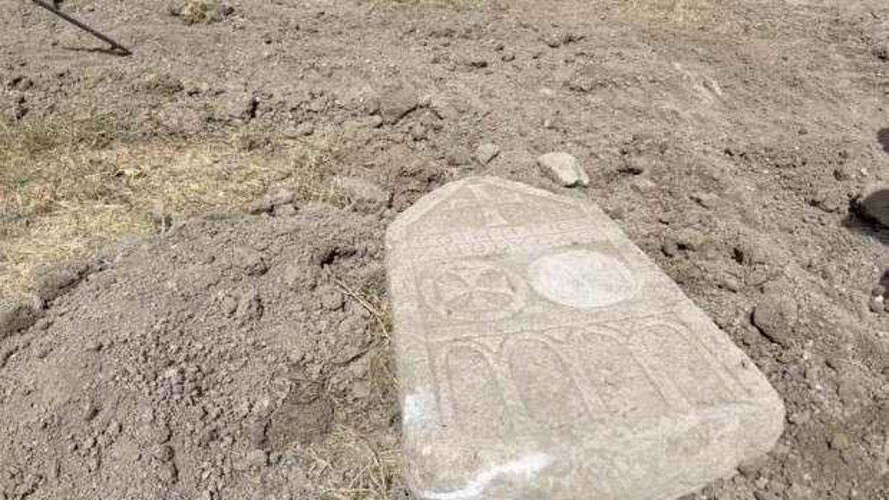 Çorum'da altyapı çalışması sırasında tarihi mezar taşı bulundu