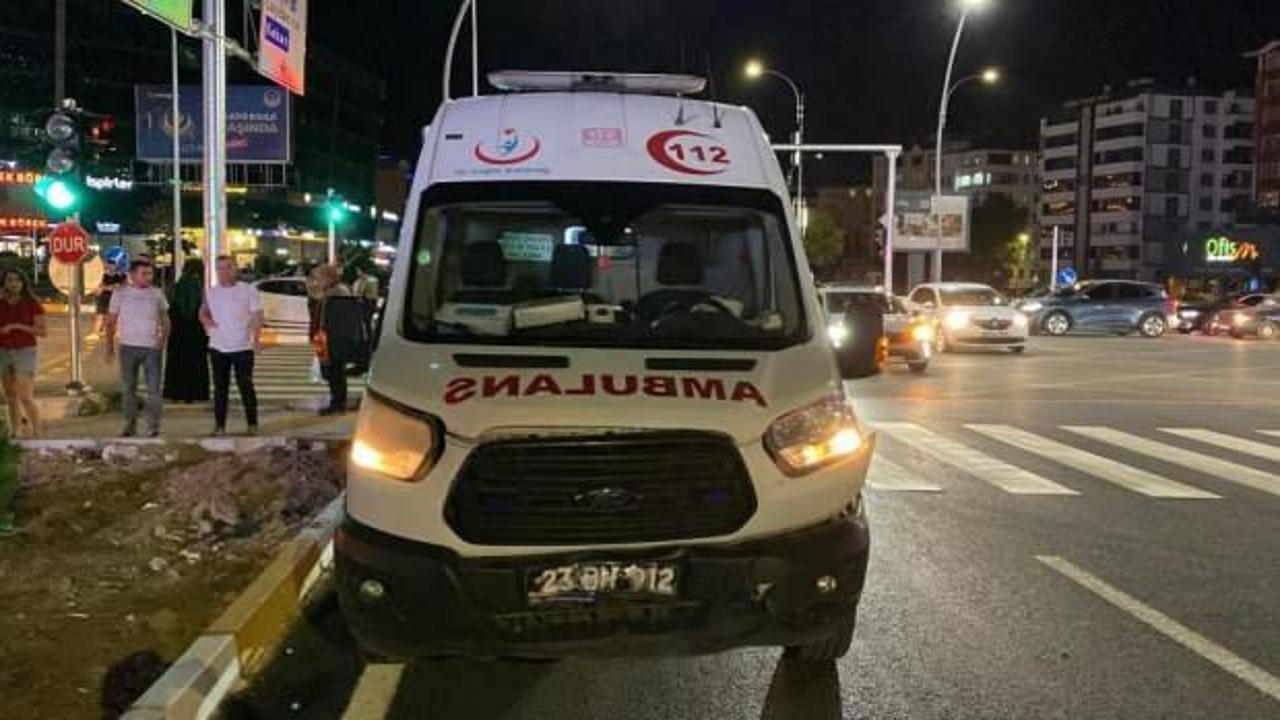 Elazığ'da ambulans otomobille çarpıştı: 3 yaralı