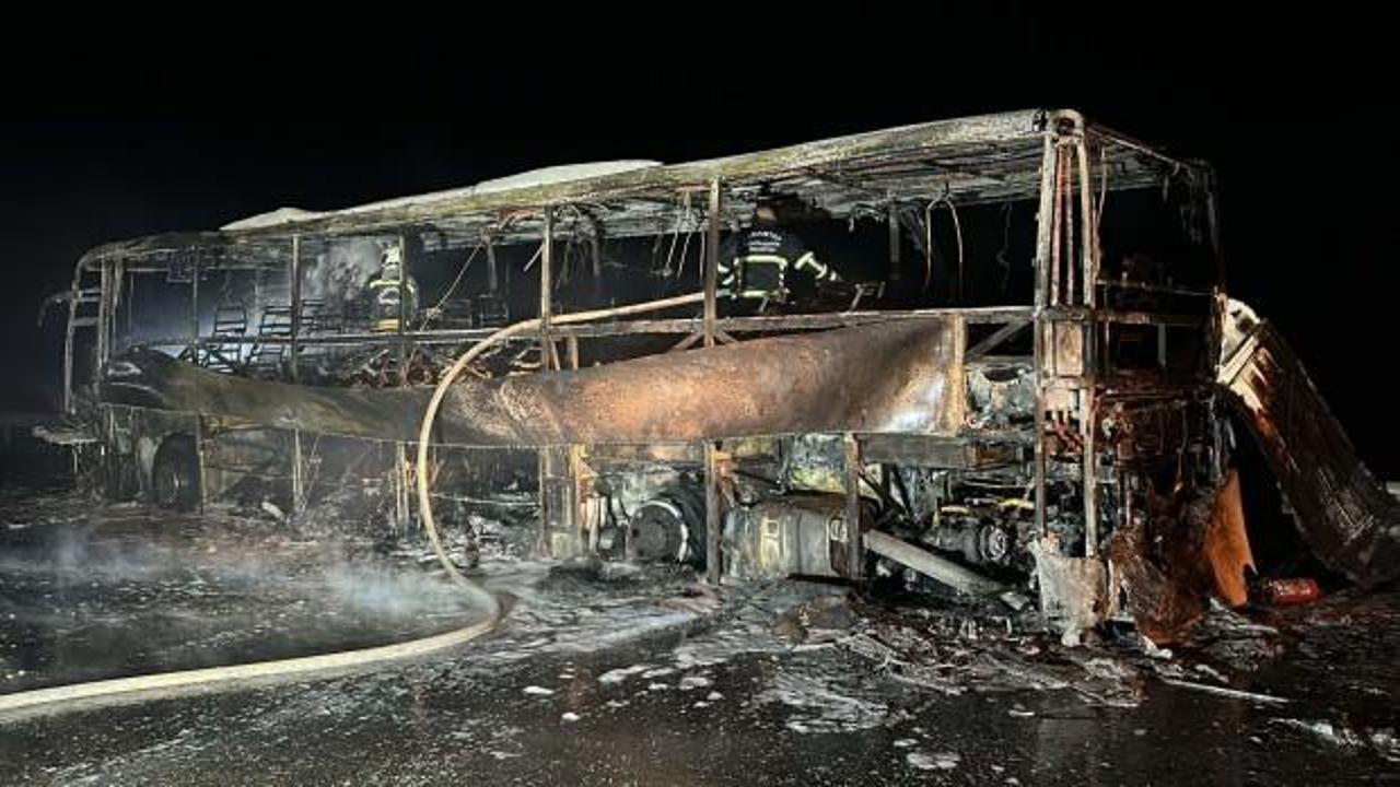 Faciadan d&ouml;n&uuml;ld&uuml;! Seyir halindeki yolcu otob&uuml;s&uuml; yandı