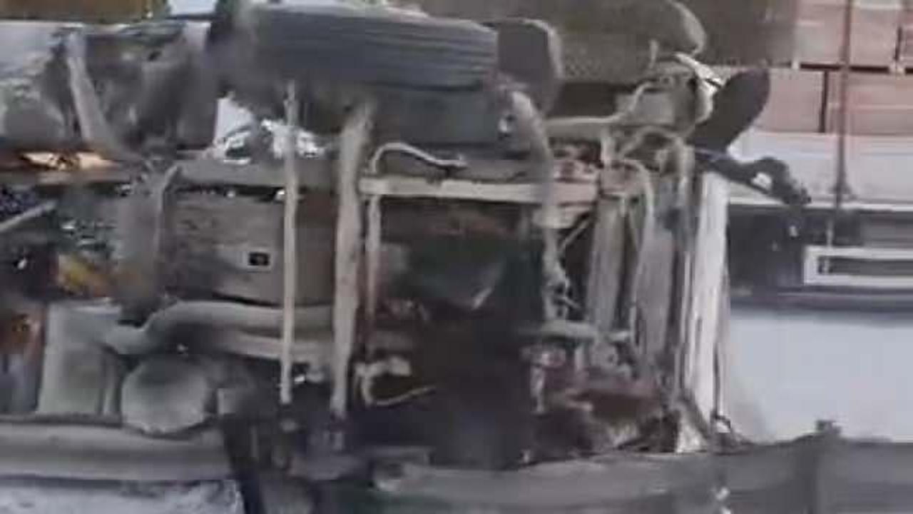 Mıcır y&uuml;kl&uuml; tır devrildi: TEM Otoyolu İstanbul istikametinde trafik fel&ccedil; oldu