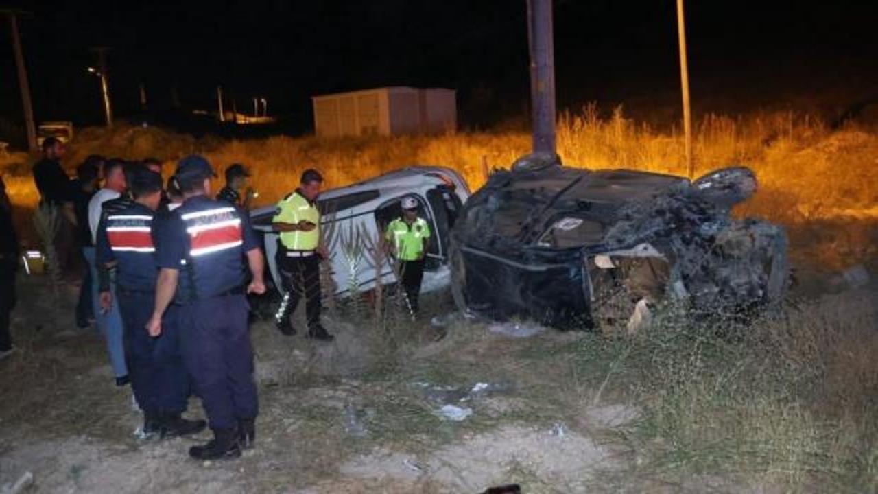 &Ouml;n&uuml;ndeki araca &ccedil;arptı, iki ara&ccedil; da takla attı: 2'si ağır 5 yaralı