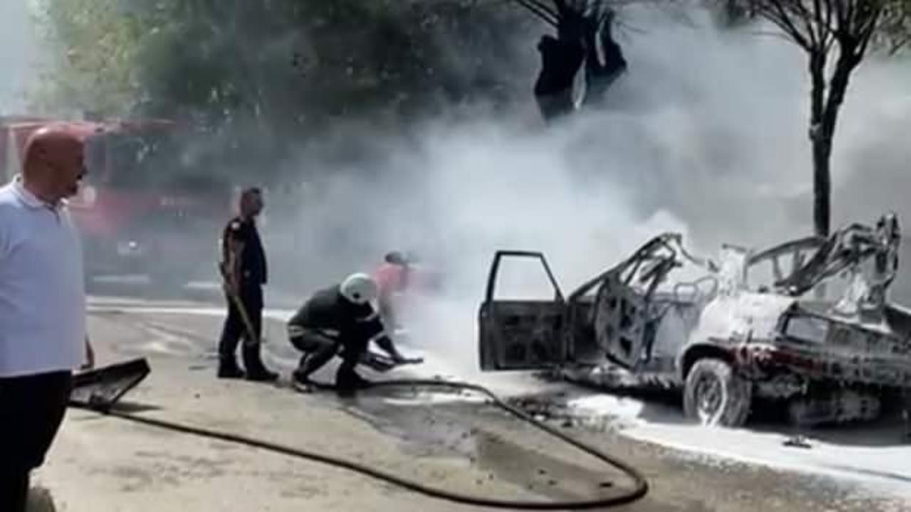Park halindeki 2 otomobil yandı