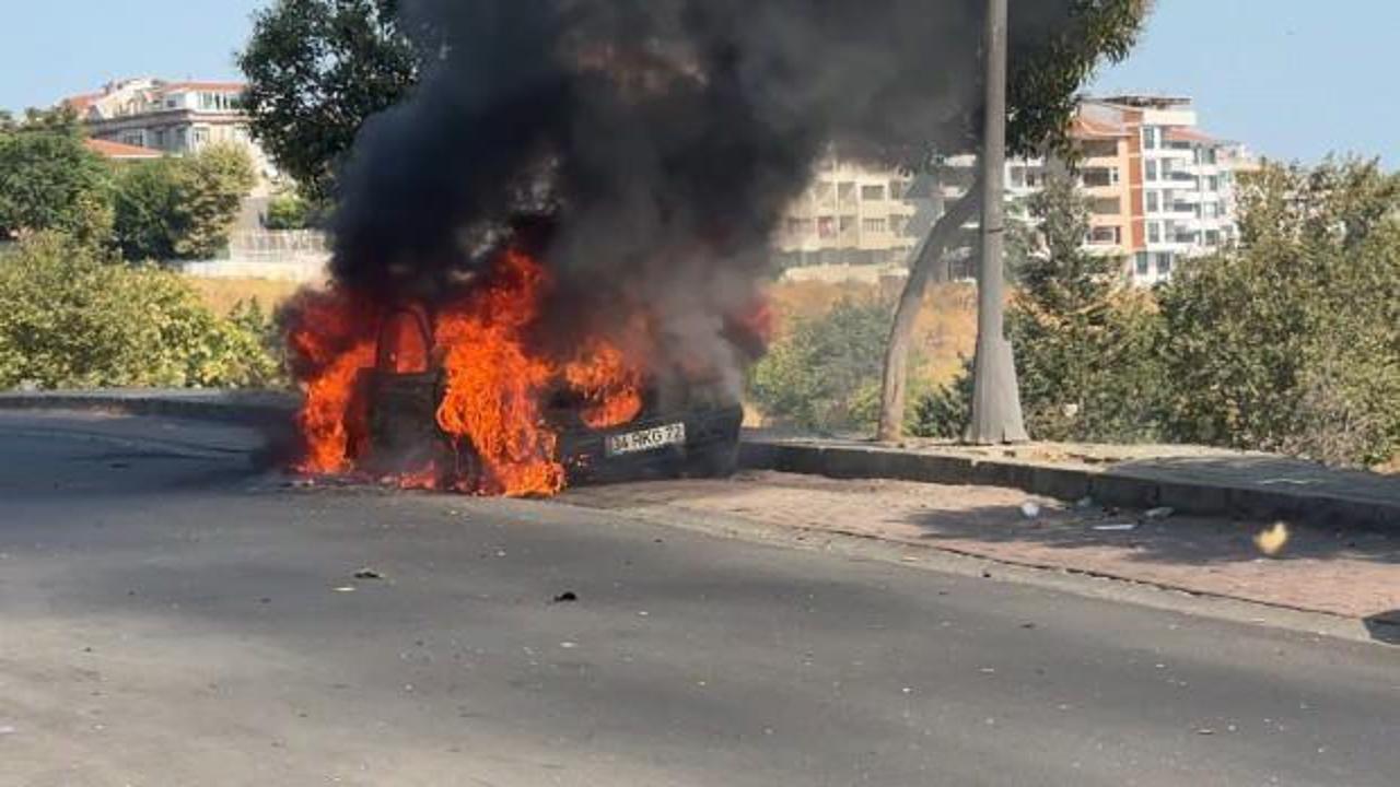 Avcılar'da park halindeki otomobil alev alev yandı
