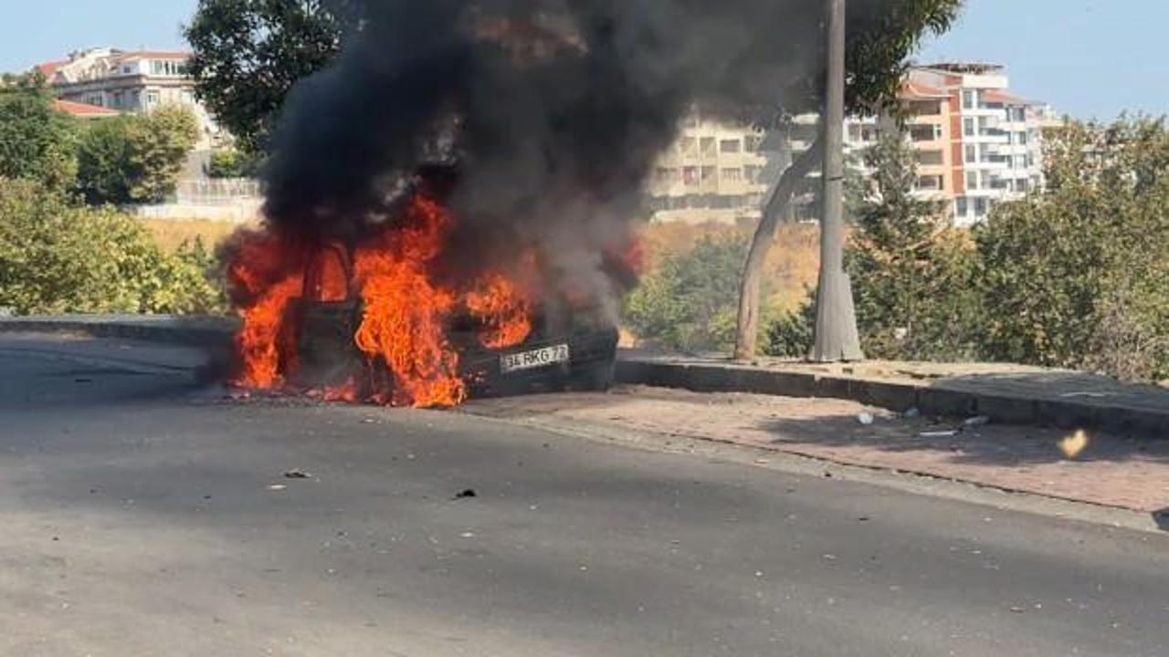 Avcılar'da park halindeki otomobil yanarak kül oldu