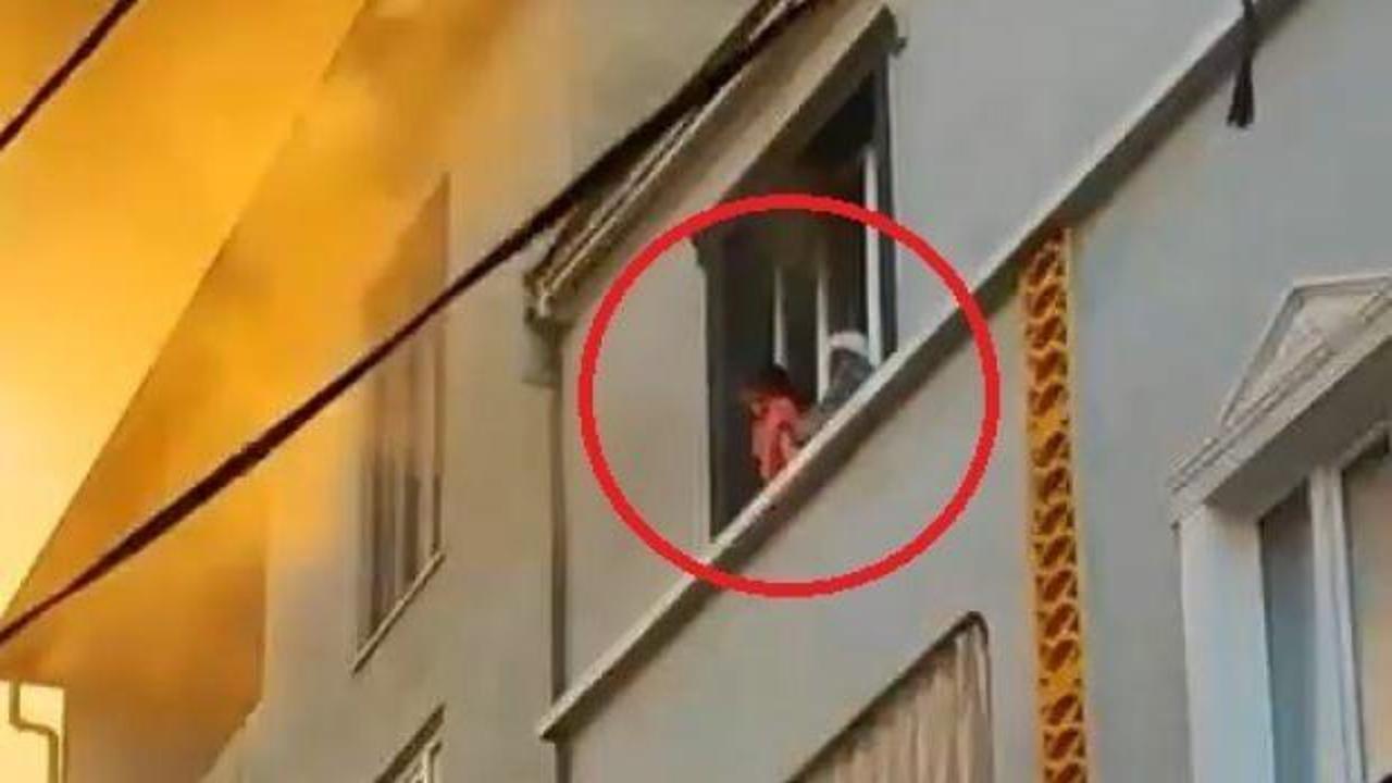 Bursa'da yangın dehşeti kamerada! Önce çocuğunu attı, sonra kendisi atladı