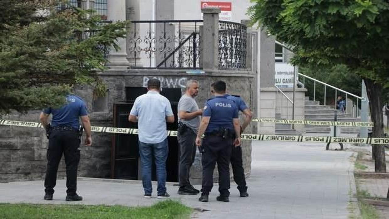 Cami tuvaletindeki kavgada bıçakla ağır yaralandı