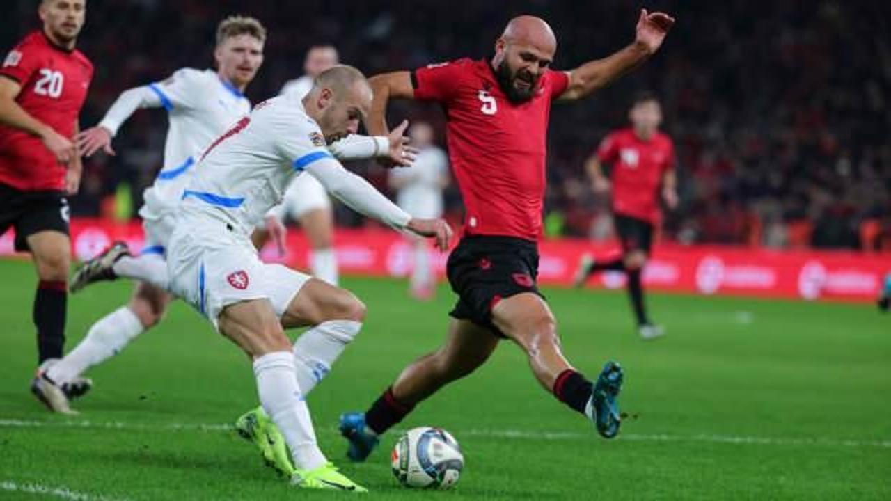 D&uuml;nyaca &uuml;nl&uuml; futbolcu Beşiktaş i&ccedil;in İstanbul'a geldi