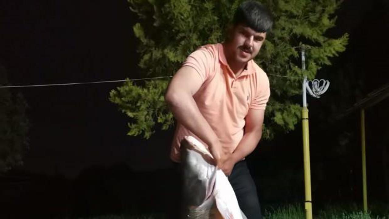 Elazığ'da baba-oğul, yakaladıkları balığın kilosuna inanamadı