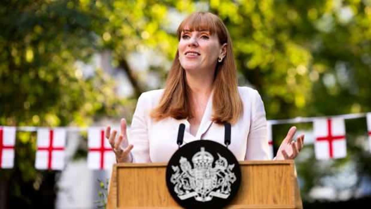 İngiltere Başbakan Yardımcısı istifa etti! Nedeni t&uuml;m &uuml;lkede g&uuml;ndem oldu