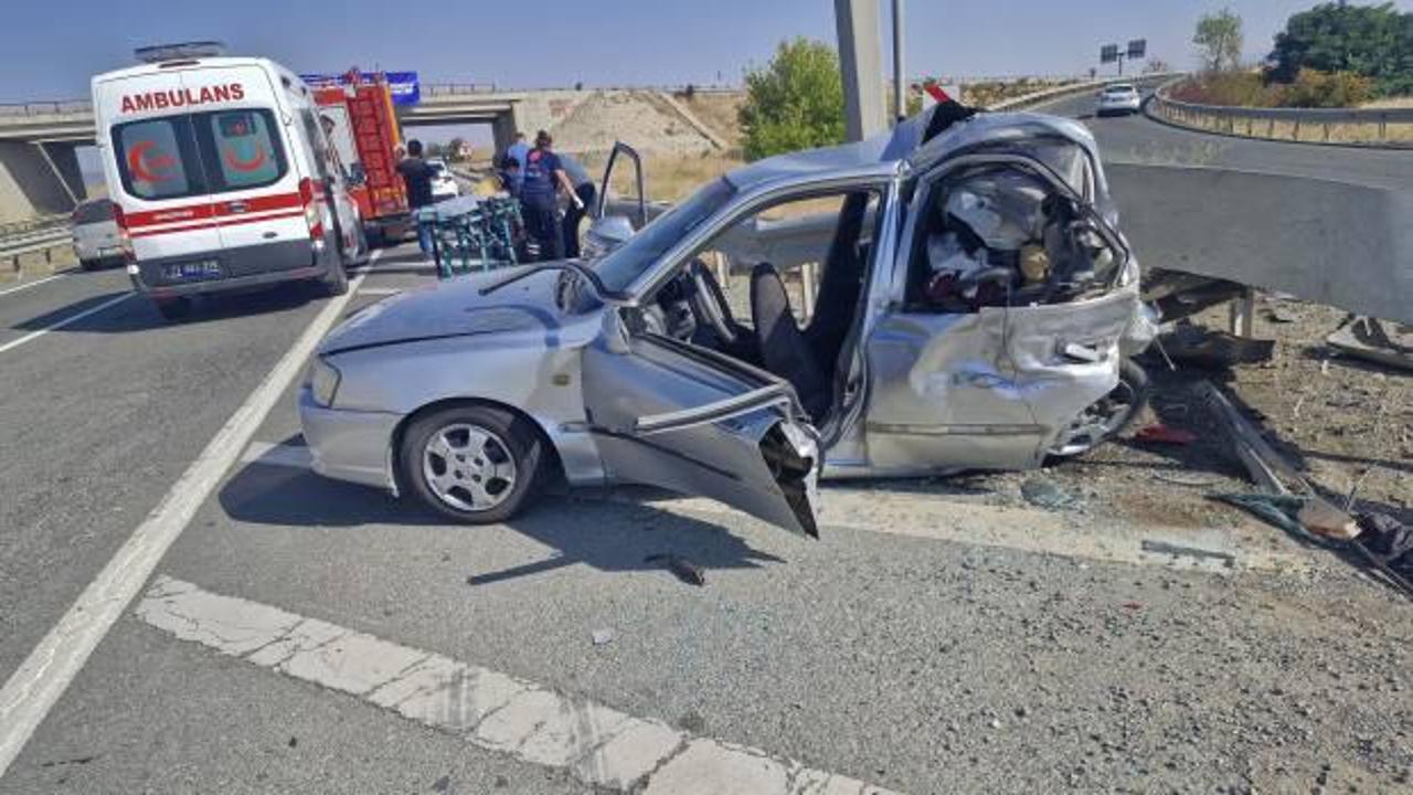 Kırıkkale'de bariyerlere çarpan otomobil hurdaya döndü: 1 ölü, 4 yaralı! 