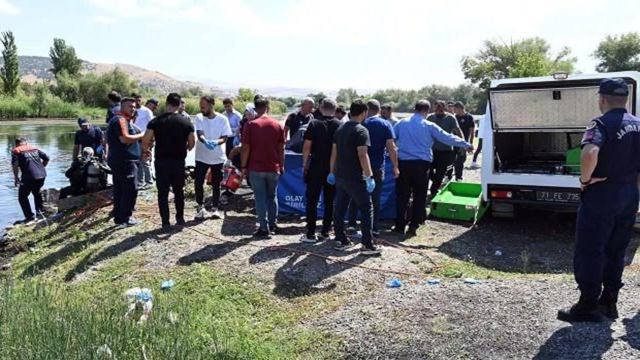 Kızılırmak'a düşen arkadaşını kurtarmak isterken birlikte boğuldular