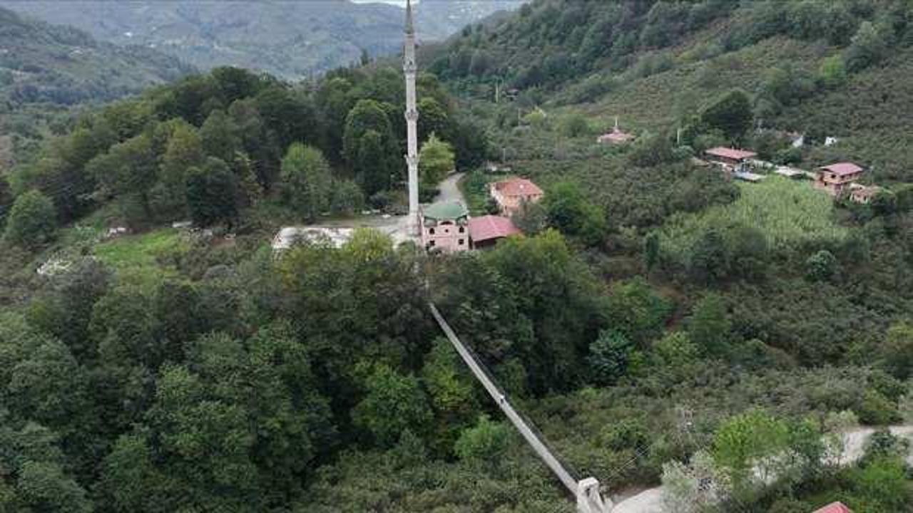 Merhum babasının isteğini yerine getirdi, camiye kolay ulaşmak i&ccedil;in asma k&ouml;pr&uuml; yaptı