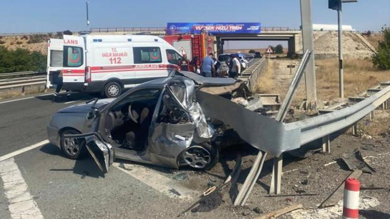 Otomobil, bariyerlere bir ok gibi saplandı: 1 ölü, 4 yaralı