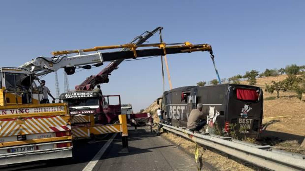 Şanlıurfa'da yolcu otob&uuml;s&uuml; devrildi: 30 yaralı!