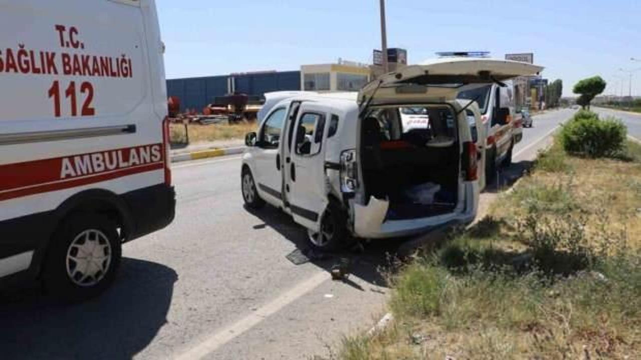 Sivas'ta hafif ticari araç ile otomobil çarpıştı: 6 yaralı