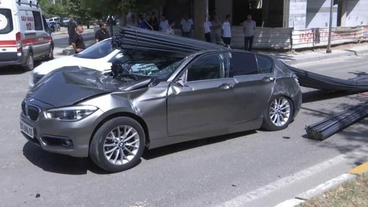 TIR'ın dorsesindeki demirler, otomobilin üzerine düştü; 2 yaralı