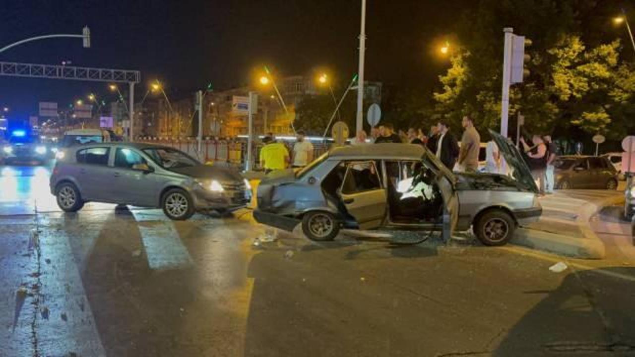 Tofaş marka otomobil ortadan büküldü: Yaralılar var