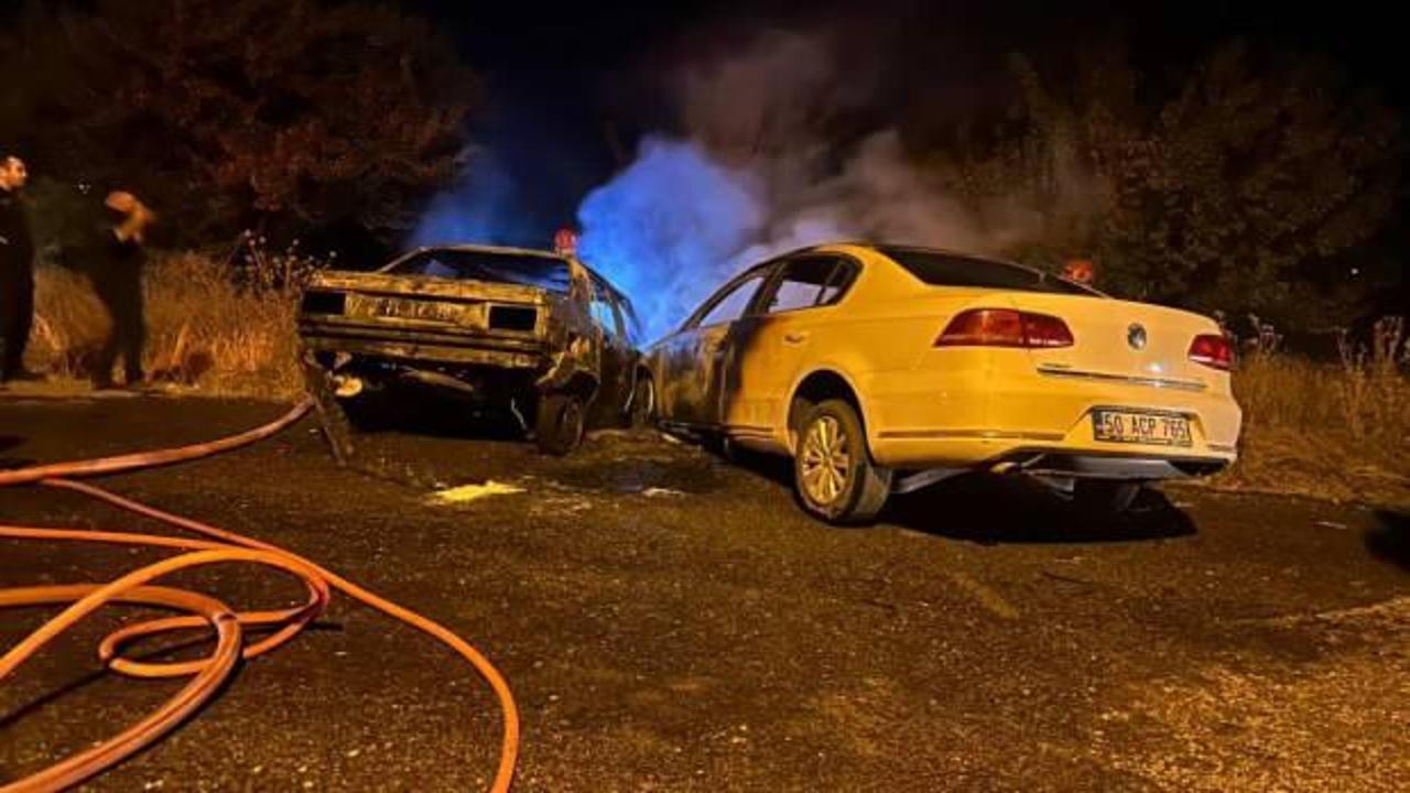 Kafa kafaya çarpışan otomobiller alev aldı