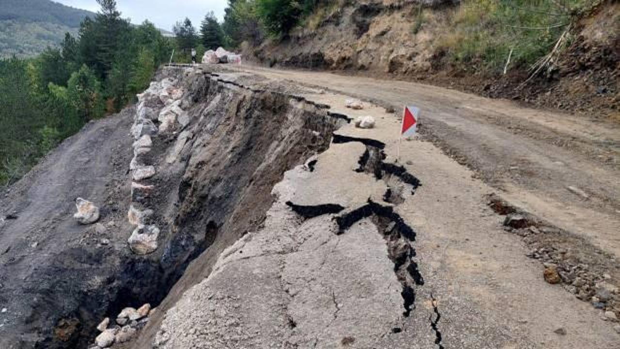 Bozkurt'ta heyelan: Köy yolu ulaşıma kapandı