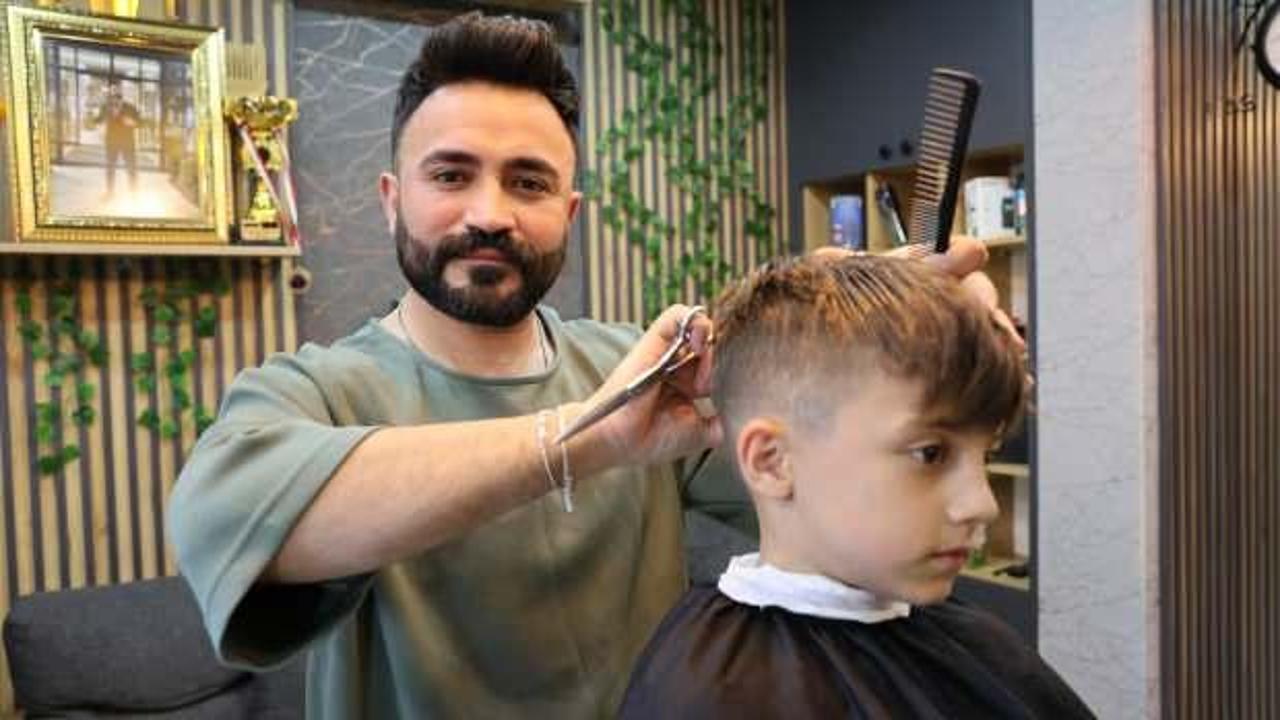 Sivaslı kuaför, yaptığıyla 400 öğrencinin yüzünü güldürdü