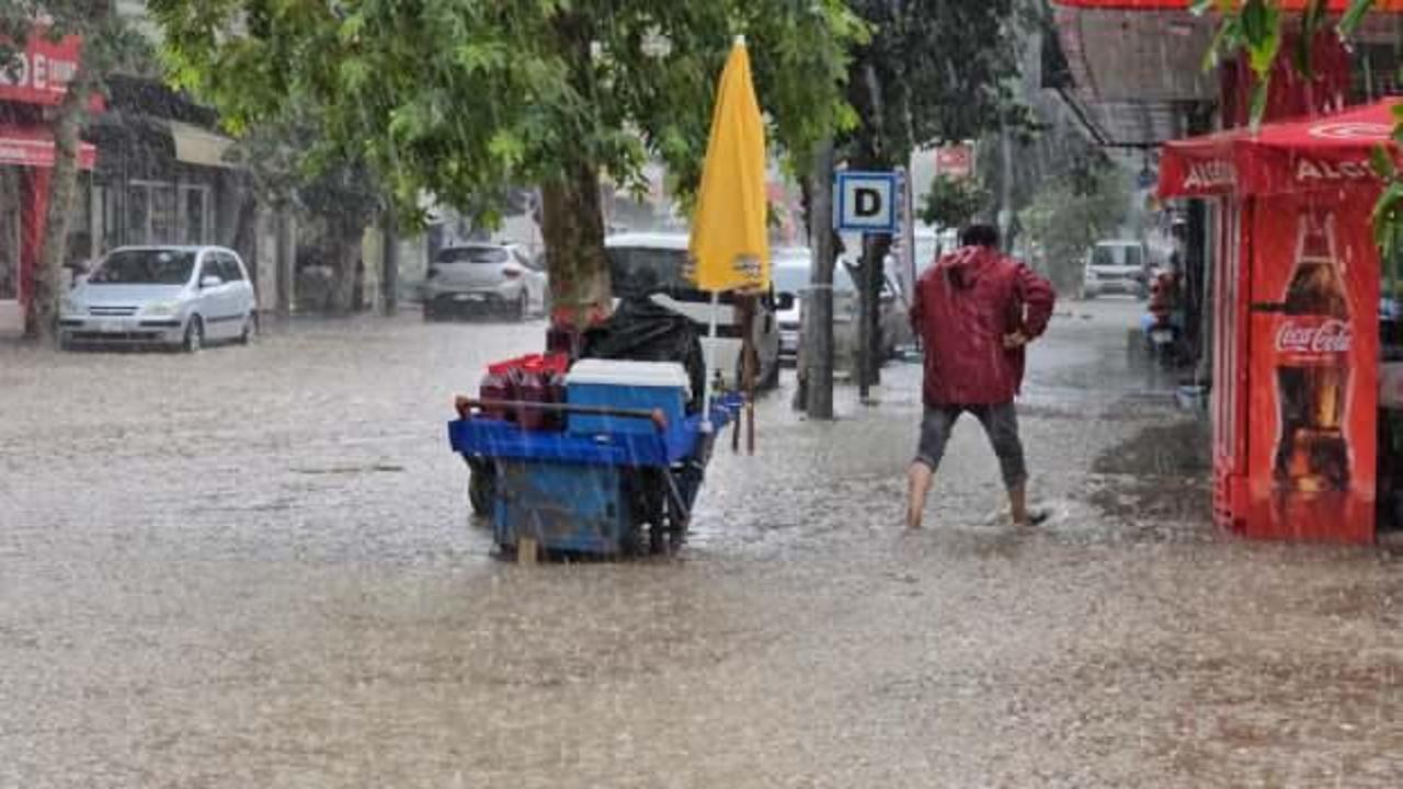Adana ve Osmaniye'de şiddetli r&uuml;zgar ve sağanak