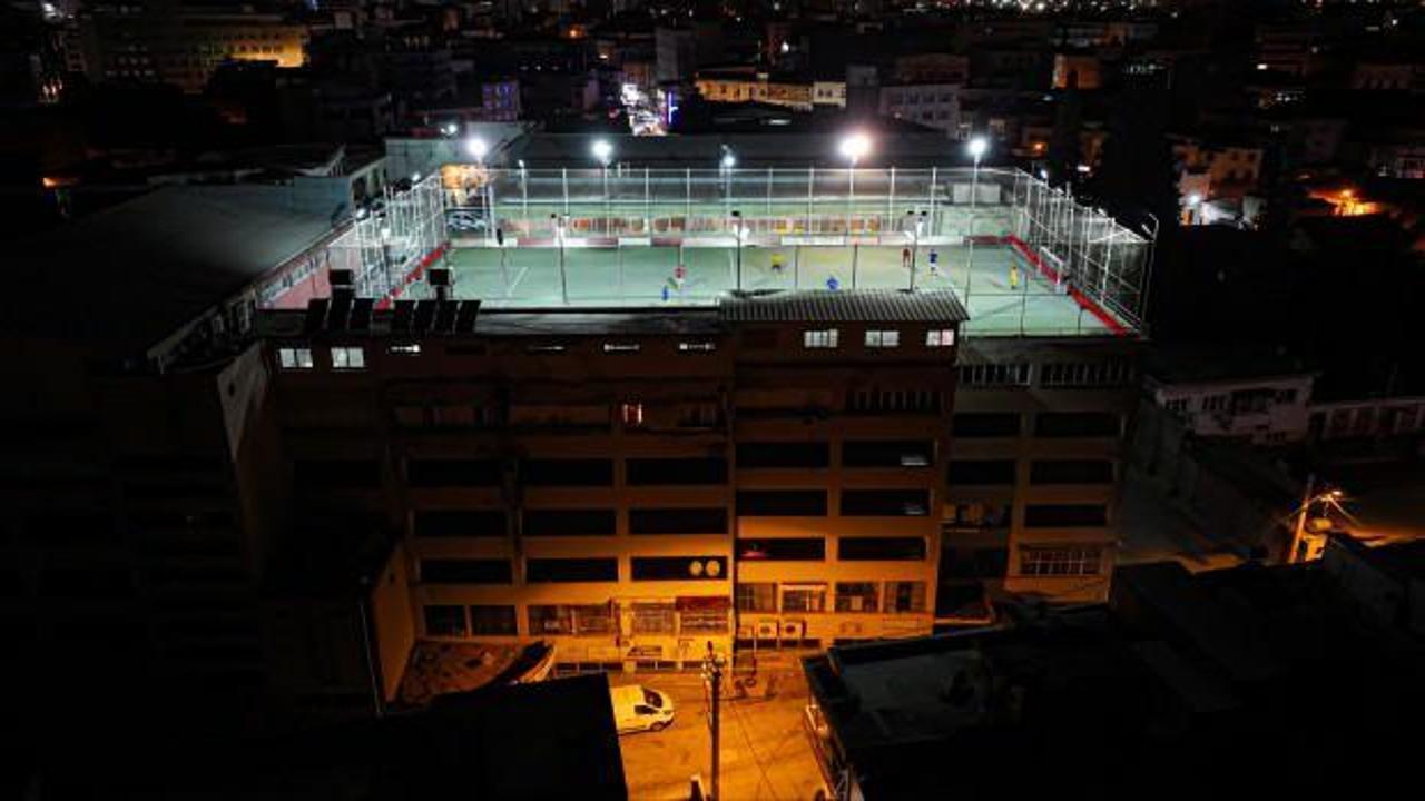 Adana'da bir binanın &ccedil;atısına halı saha a&ccedil;tılar: Yoğun talep g&ouml;r&uuml;yor