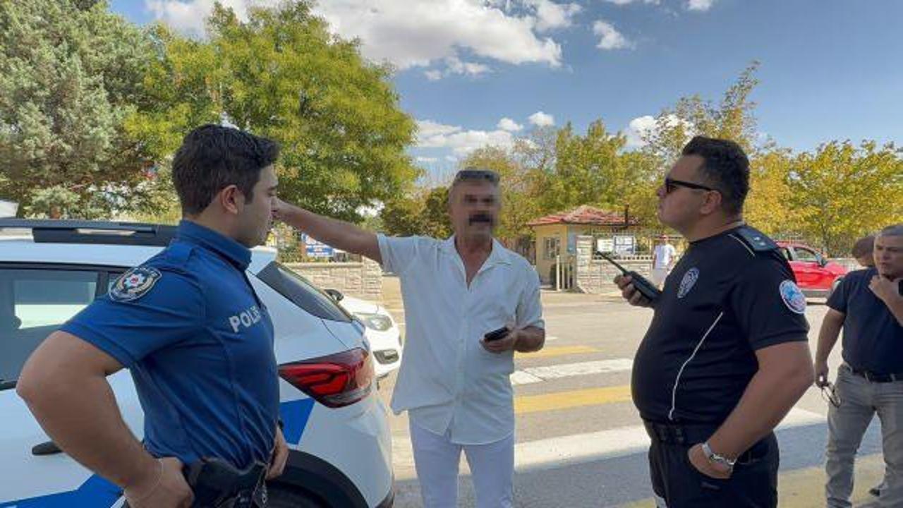 &Ouml;ğrenci velisi okul m&uuml;d&uuml;r&uuml;n&uuml; yumrukladı