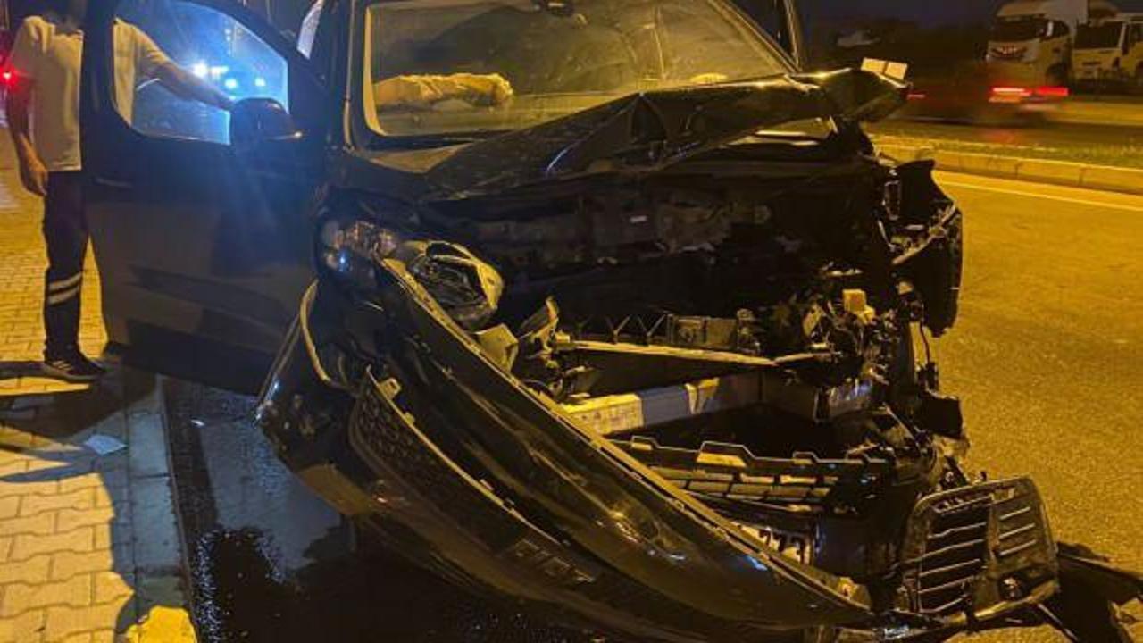 Antalya'da &uuml;&ccedil; aracın &ccedil;arpıştığı kazada 5 kişi yaralandı