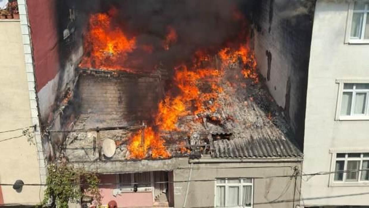 Avcılar’da bir binanın çatısında çıkan yangın 3 binaya sıçradı