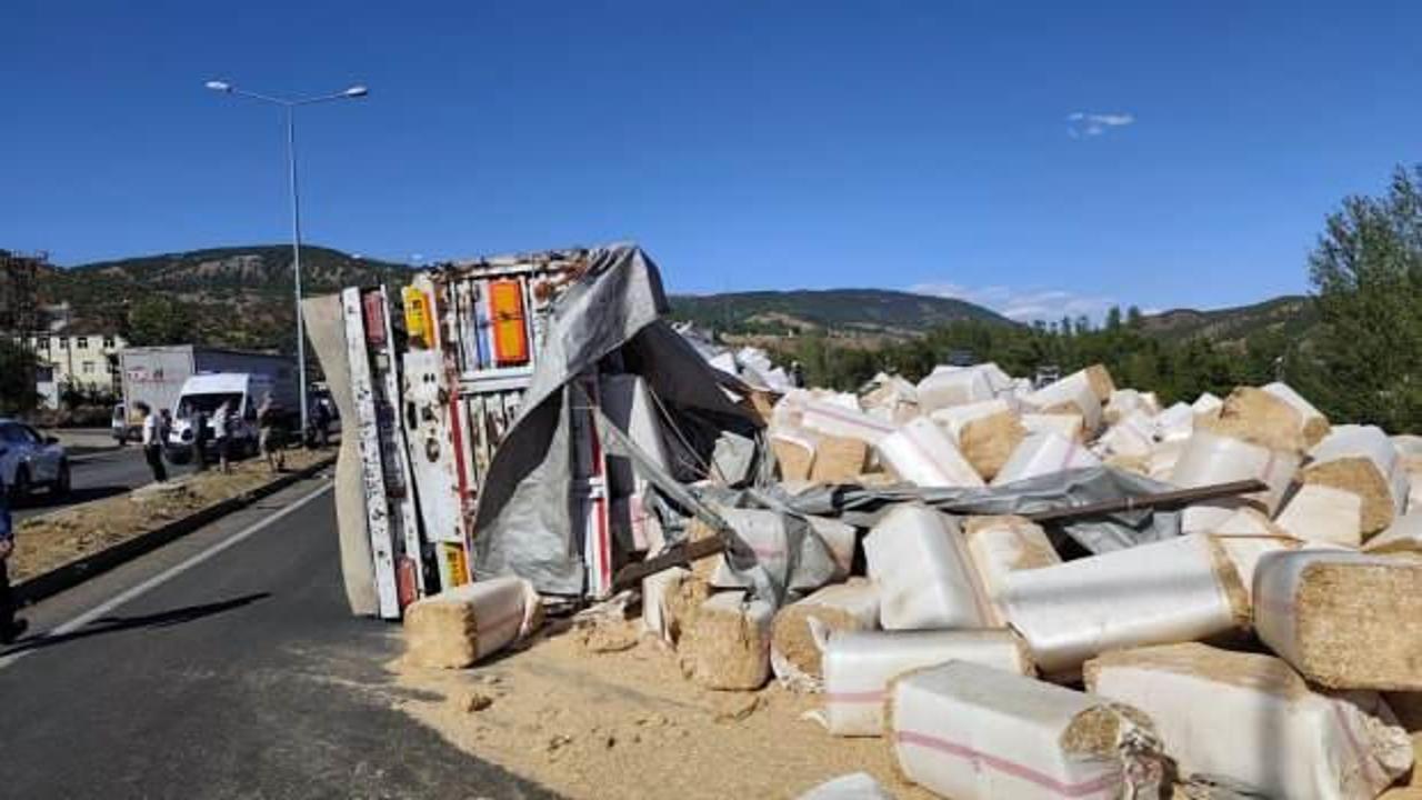 Bingöl’de saman yüklü kamyon devrildi, yol trafiğe kapandı