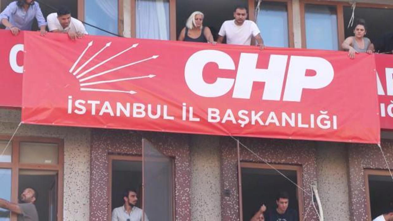  CHP'nin Bahçelievler'deki binasına 'İstanbul İl Başkanlığı' yazısı asıldı
