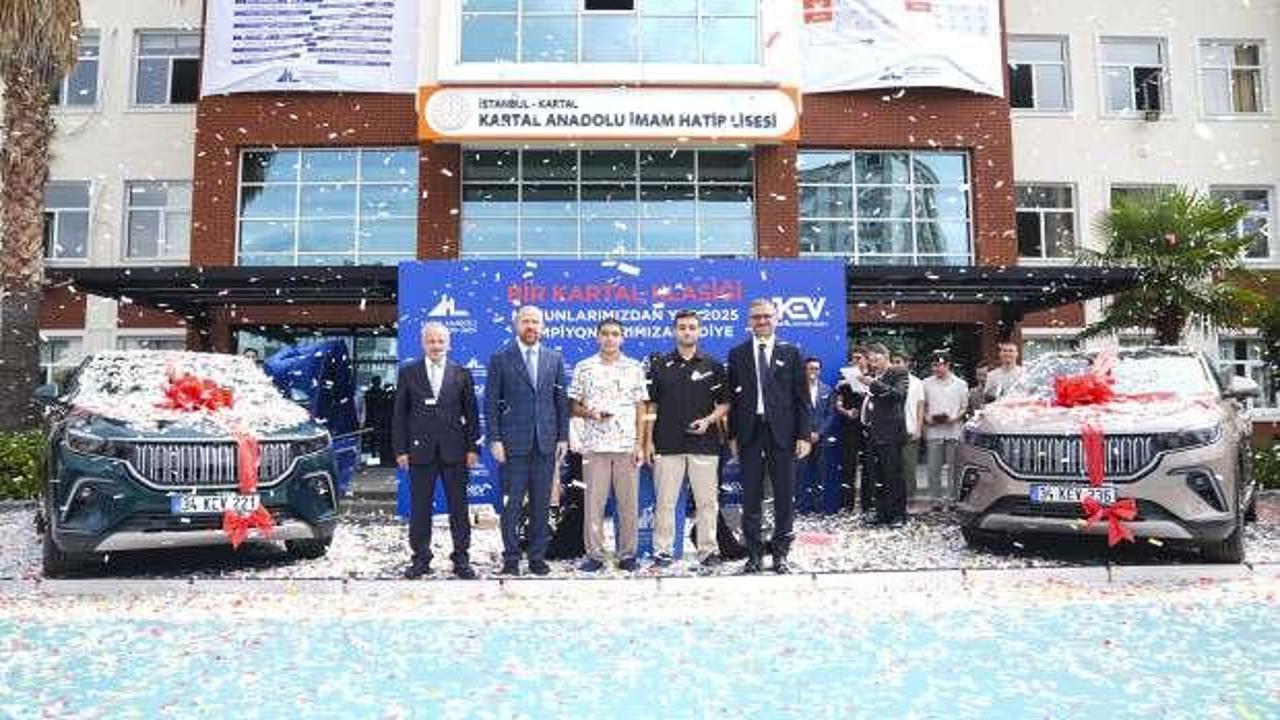 Açılış dersini Bilal Erdoğan verdi! Dereceye giren öğrencilere Togg hediye edildi