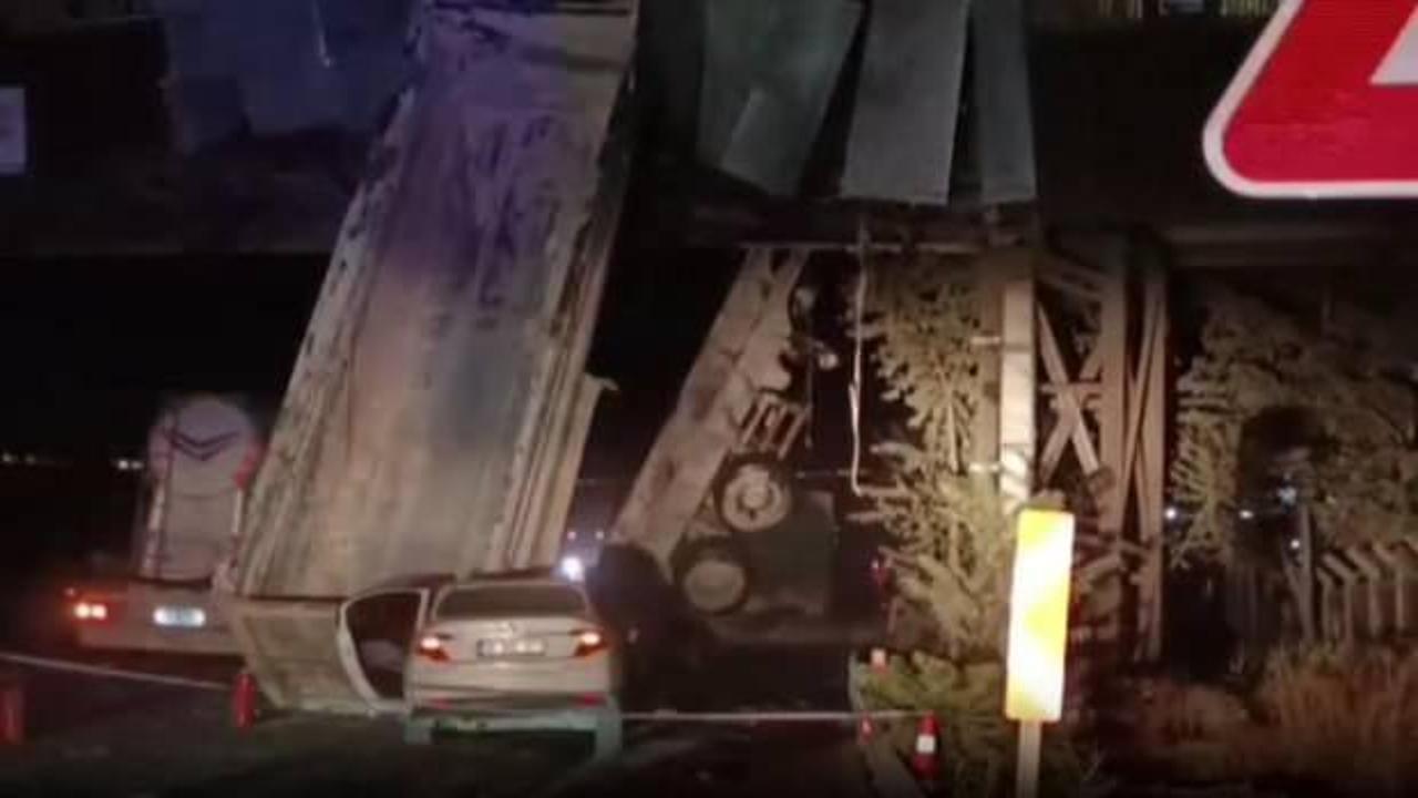 Damperi açılan kamyona otomobil çarptı: 1 ölü, 3 yaralı