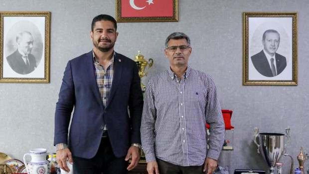 Dikeç, Türkiye Güreş Federasyonu Başkanı Taha Akgül'ü ziyaret etti