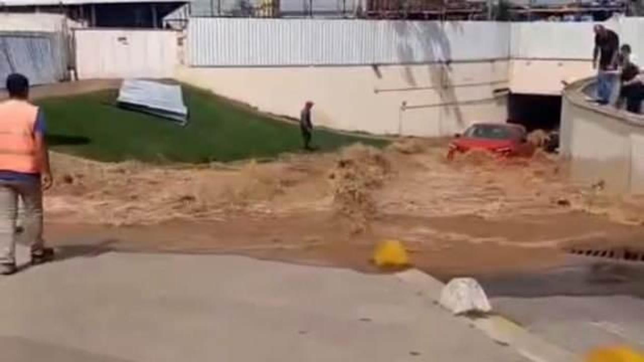 Kadık&ouml;y'de su borusu patladı: AVM otoparkı g&ouml;le d&ouml;nd&uuml;