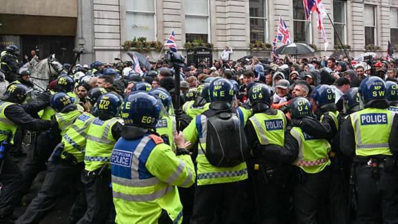 Londra karıştı! 26 polis yaralı, 25 gözaltı