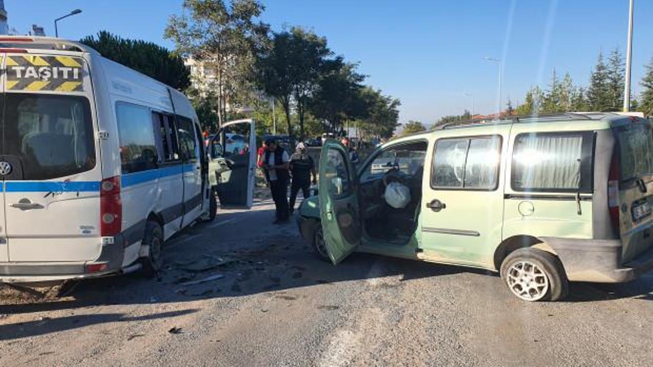 Manisa'da öğrenci servisi kaza yaptı! Yaralılar var!