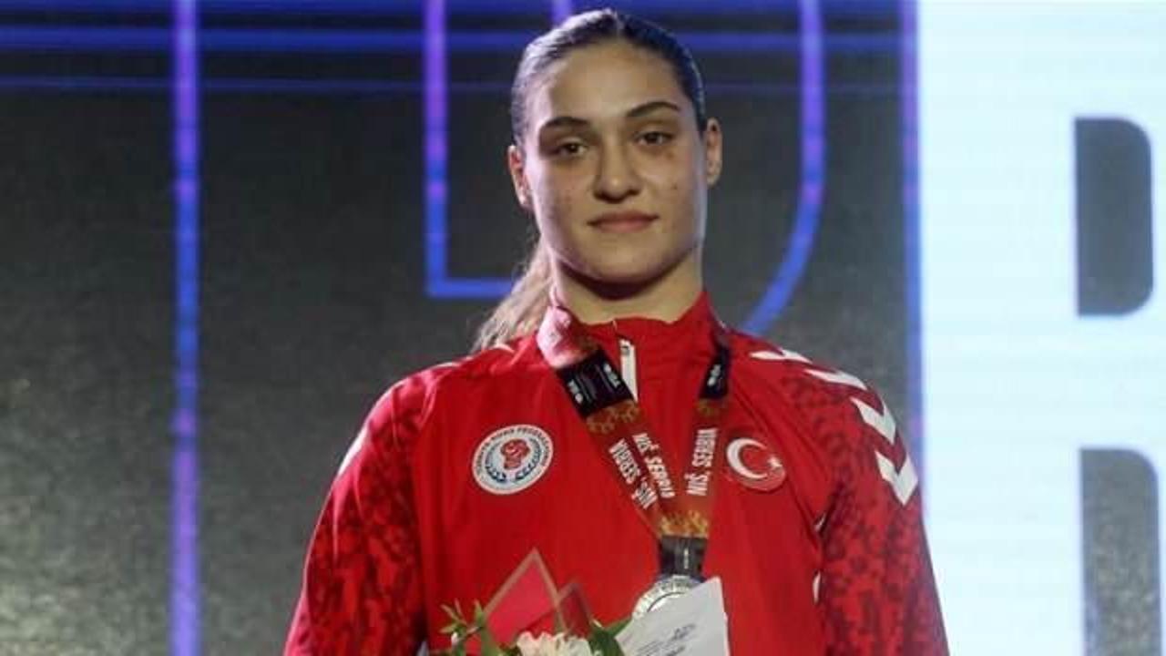 Milli boks&ouml;r B&uuml;şra Işıldar'dan g&uuml;m&uuml;ş madalya! D&uuml;nya ikincisi oldu