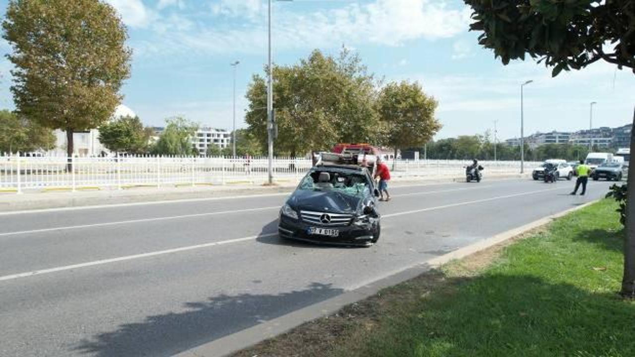 Pendik Sahil Yolu'nda kaza: Lüks otomobil takla atarak devrildi