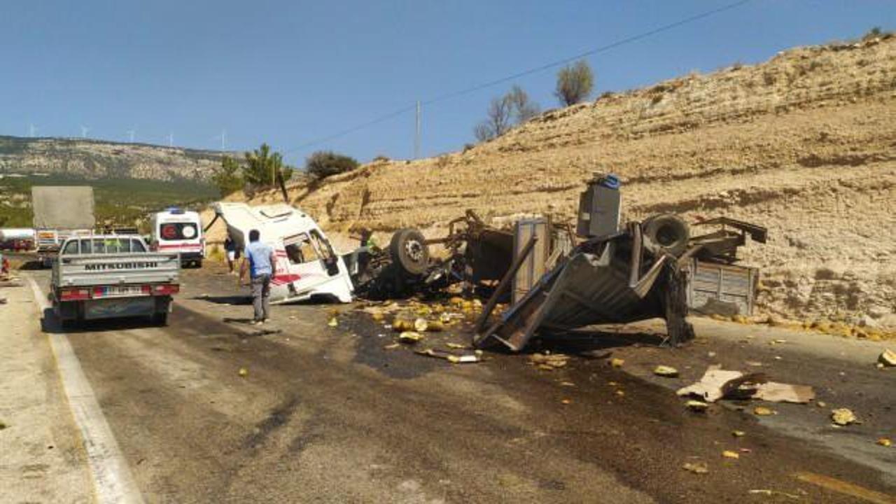 Son dakika: Mersin'de TIR, yolcu otobüsüne çarptı, ölü ve yaralılar var!