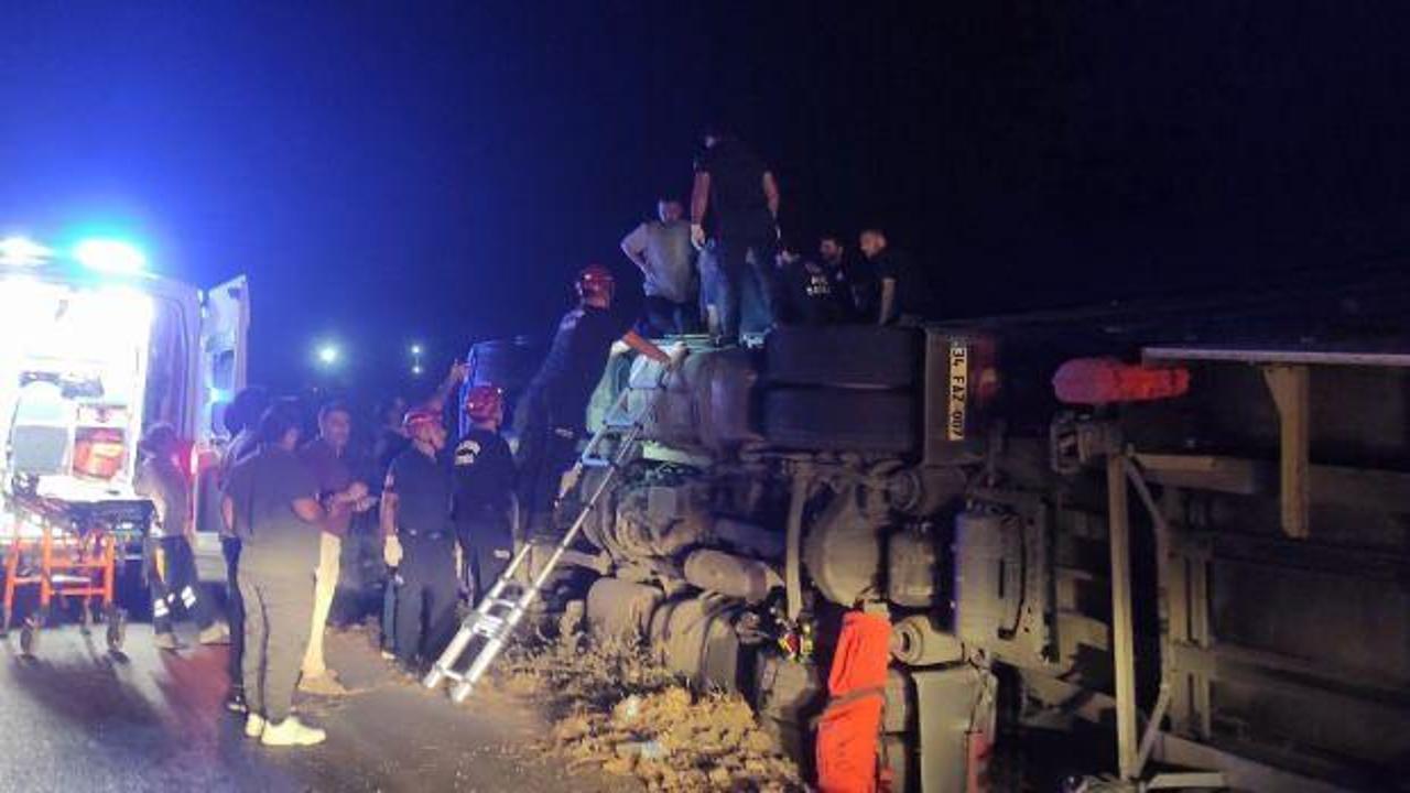 Tır devrildi: Sürücü ekipler tarafından kurtarıldı