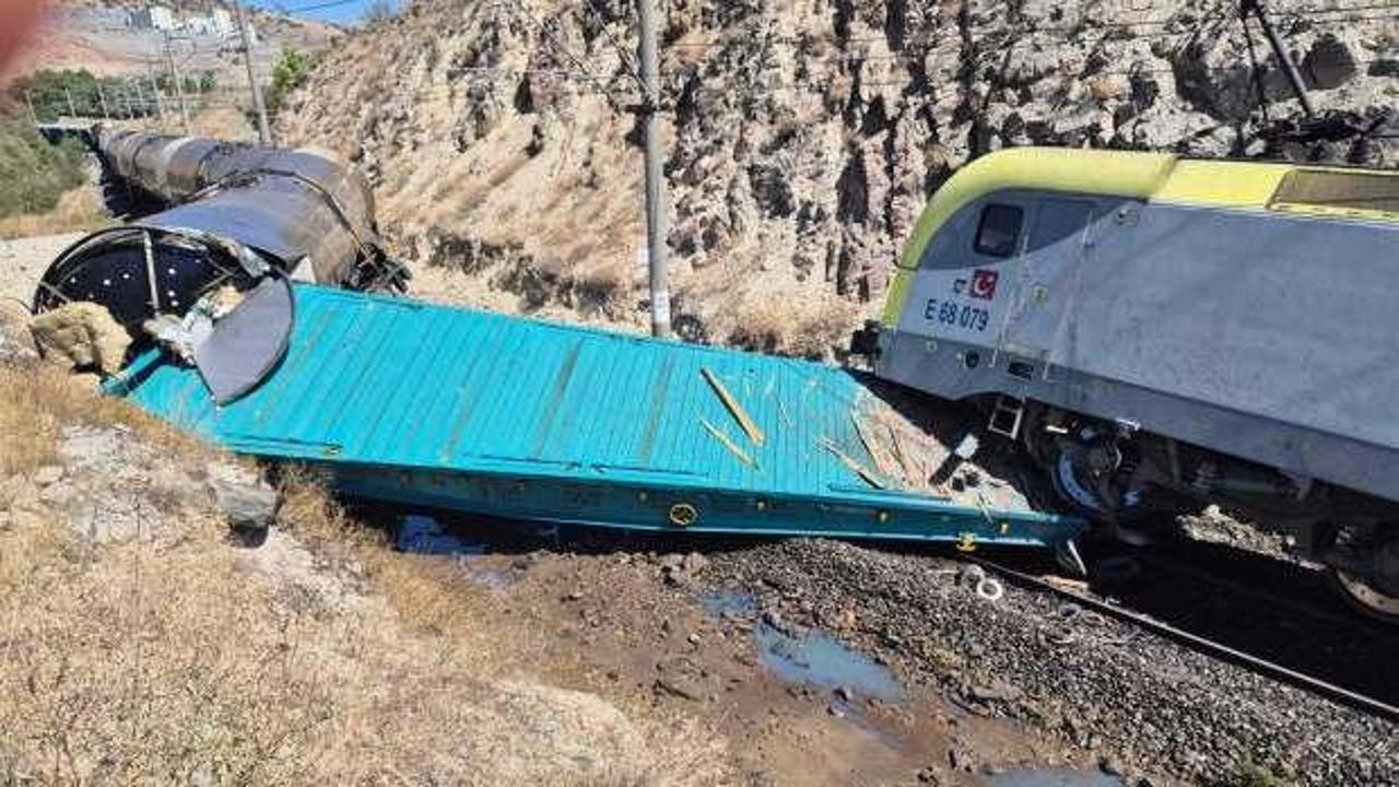 Yük trenleri kafa kafaya çarpıştı!