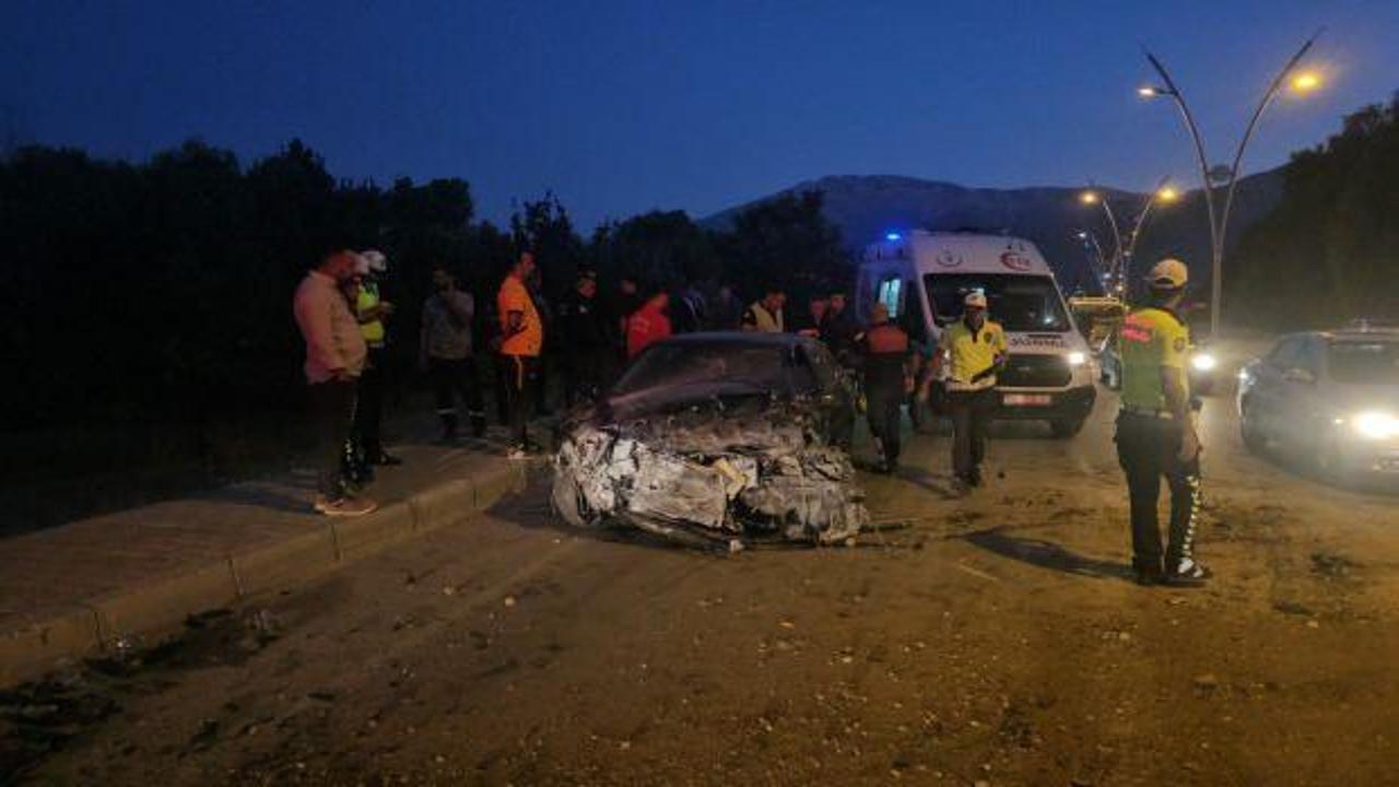 Erzincan'da otomobilin kamyonetle çarpıştı: 3 yaralı